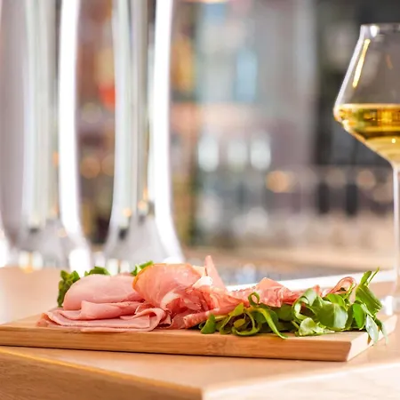 Отель Mercure Centre Plaza Republique Лион