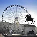 Mercure Centre Plaza Republique 4*