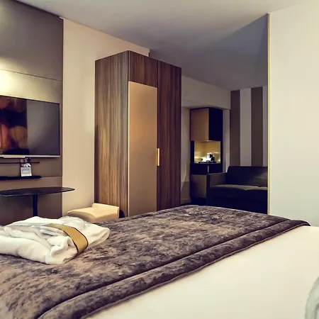 Mercure Centre Plaza Republique 호텔 4*